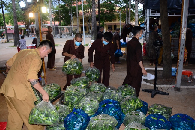 Chùa Hoằng Pháp: Tiếp tục hỗ trợ người dân khó khăn trong đại dịch Covid (đợt 8)